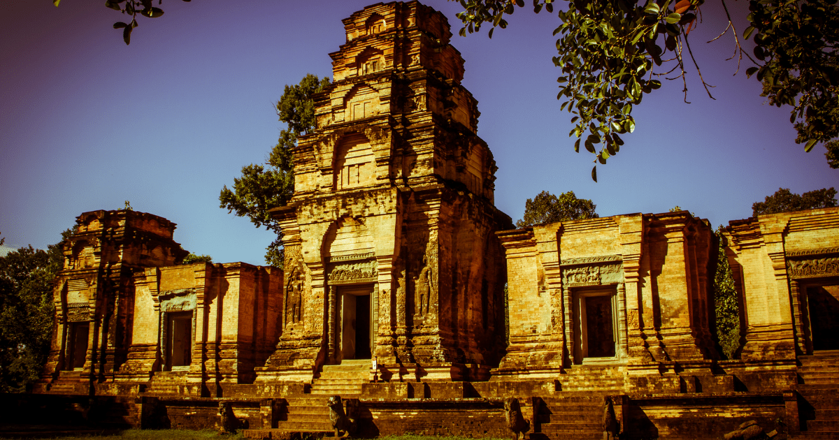 Prasat Kravan Temple is a small but stunning temple that should not be missed. Built in the 10th century during the reign of King Harshavarman I, this temple is known for its unique architecture and exquisite carvings.